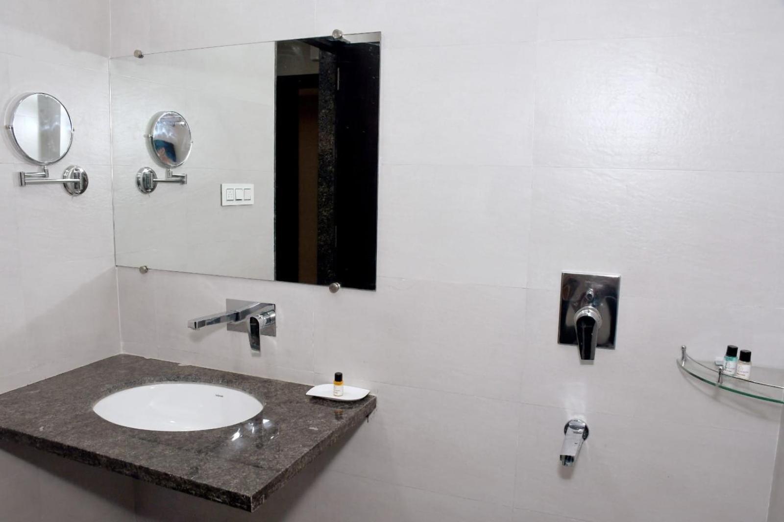 The Aanandam Hotel Resort Itarsi Exterior photo
