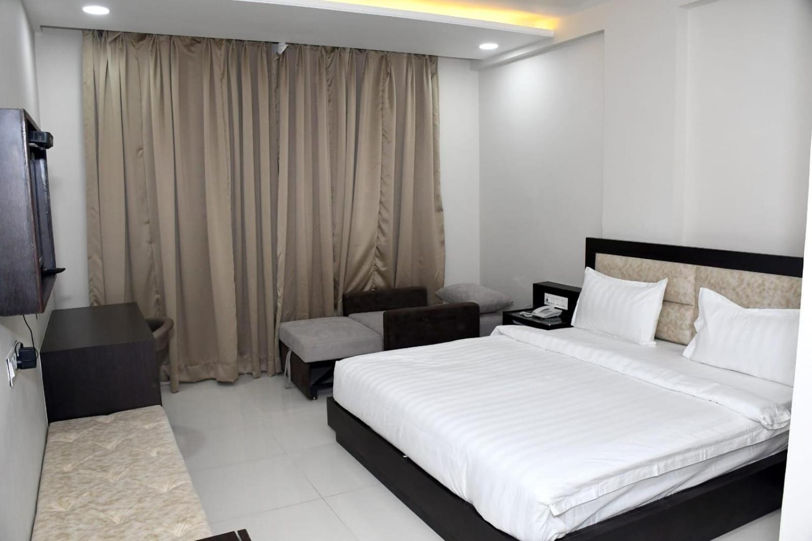 The Aanandam Hotel Resort Itarsi Exterior photo